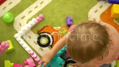 学前可爱幼儿在幼儿园玩多色积木.. 幼儿园教育
